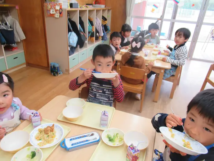 給食を食べている写真