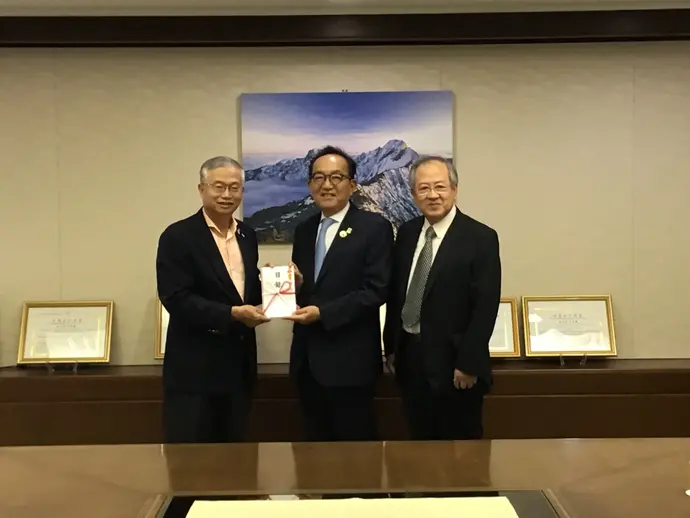 寄附金引渡しの様子