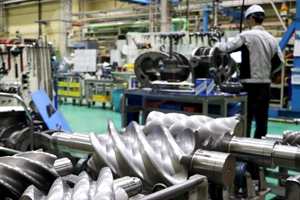 工場内で冷蔵、冷凍技術を支える圧縮機が組み立てられている写真