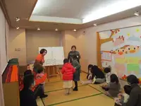 写真：おはなし会でゴリラお手玉実践