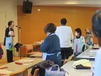 写真：エプロンシアターを互いに演じる