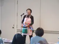 写真：おおきなかぶをぬこうの実演