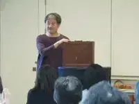 写真：舞台を使用して始まる紙芝居