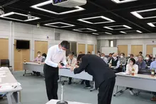 第二部での委嘱状交付の様子