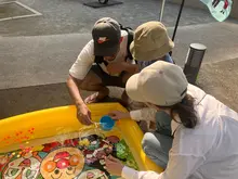 子どもたちがスーパーボールすくいで遊んでいる様子