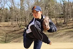 沢田美羽さんがキャッチボールしている様子