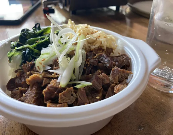 甘辛く煮込んだ牛肉にほうれん草ともやしのナムルを添えたどんぶりめし