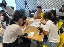 アイデアを話し合うグループの様子