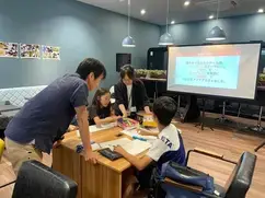 アイデアを話し合うグループの様子