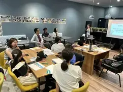 2日目の最初に1日目の振り返りをする参加者の様子