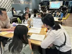 アイデアをまとめて発表の練習をする参加者の様子