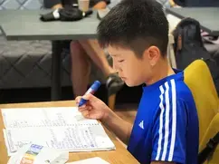 3日目の発表に向けて、アイデアをまとめる子どもの様子