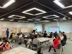 3日目に各班ごとに話し合っている様子