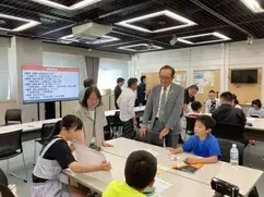 発表前に市長が参加者とお話しする様子