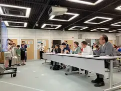 発表に対して講評する市長の様子