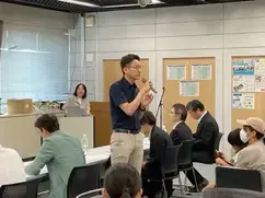 発表に対してコメントする講評者の様子