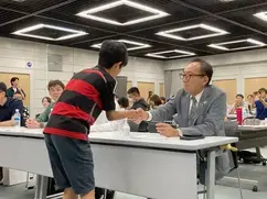 修了書受領後、市長と握手する参加者の様子