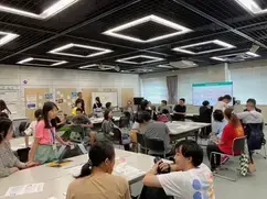 発表前に最後の確認や準備を会場内の子どもたちの様子