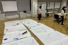 写真：学生によるデザインまとめ作業