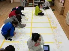 写真：学生による内装塗装準備