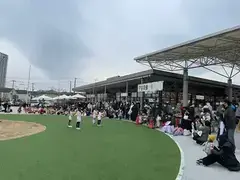 守谷音頭で冬まつりで踊る子供たちと観客