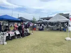 古着マーケットの店舗が芝生広場に出店している様子