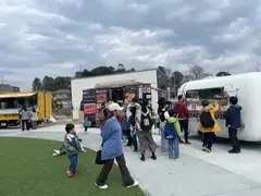 キッチンカーに並ぶ人たちの様子