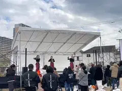 ステージで演奏する音楽団体