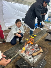 焚火講習でパイナップルやマシュマロを焼いている様子