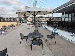 写真：椅子とテーブルとパラソル