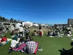 人工芝の上でくつろぐ親子