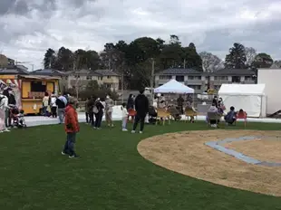 写真：近隣を招いてのキッチンカーの様子