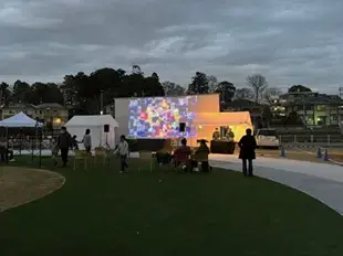 写真：プロジェクターで映像を投影する様子