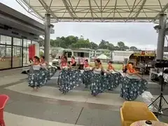 大屋根下でフラダンスを踊る様子
