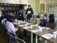 写真：葛飾区にいじゅくプレイパークで説明を受けている様子