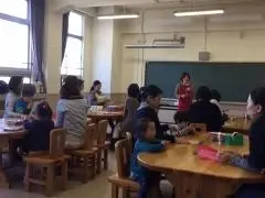 写真：東京おもちゃ美術館で説明を受けている様子