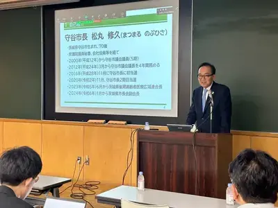 講座をする市長