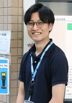 正面を向いた職員の画像