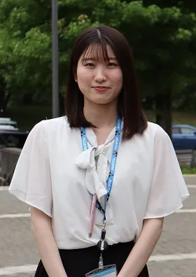 正面を向いた職員の画像