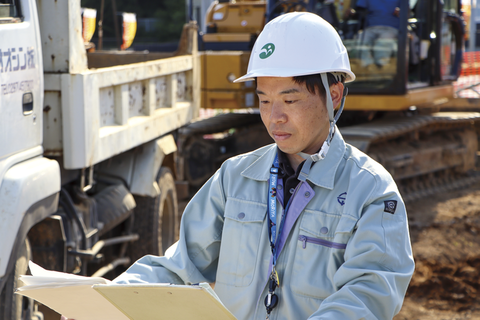 現場で設計を確認する職員の画像