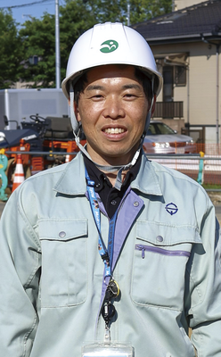 ヘルメットをかぶった職員の画像