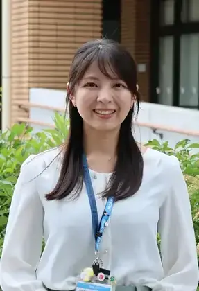 正面を向いた職員の画像