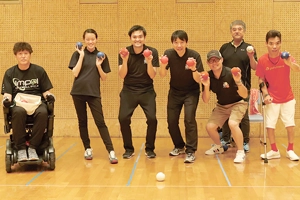 福岡さんとボッチャをプレイする仲間の方々の集合写真
