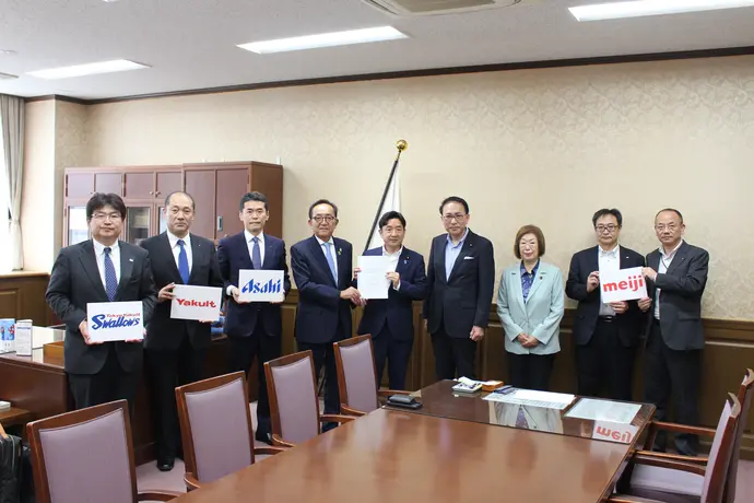 要望書を提出する関係団体の皆様との写真2枚目