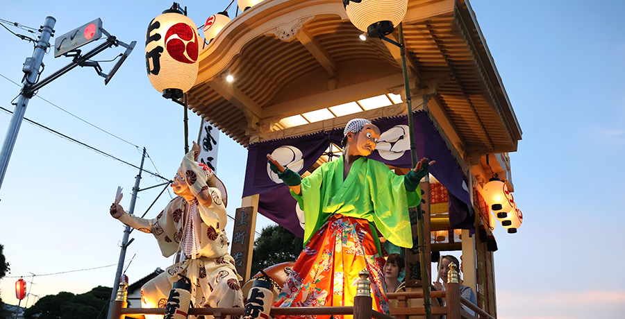 八坂神社祇園祭の山車と踊り手