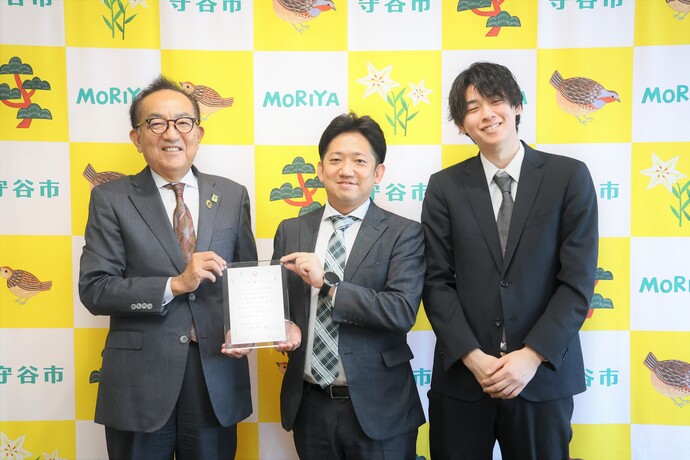 感謝状贈呈式記念写真_日本メディカルシステム株式会社_左から松丸市長、竹内様、押田様