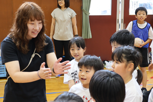 子どもたちに指導する様子