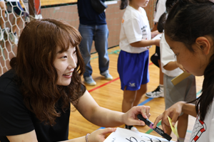 子ども達と交流をする相澤菜月さん