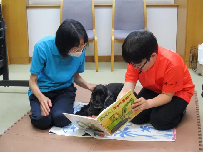 ちにたに読み聞かせをする子ども