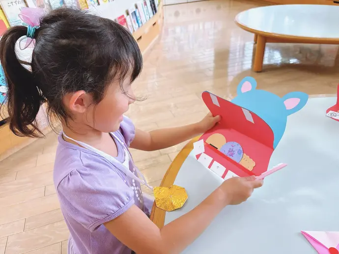 完成した作品で遊ぶ子ども